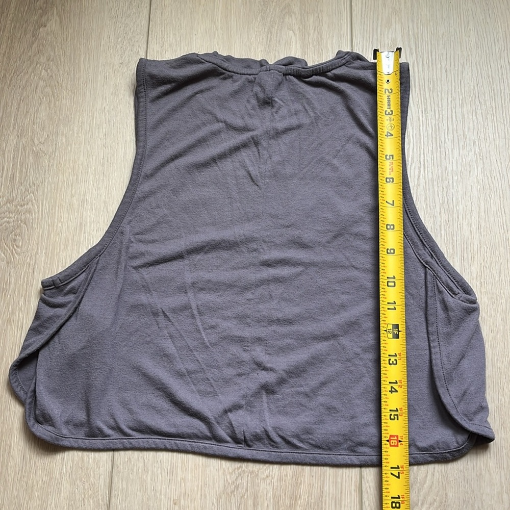 Gymshark crop top shirt Gray Floral embroidered Graphic Sleeveless Workout S - Picture 5 of 5